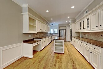 5207 Maple Terrace Dr in Houston, TX - Building Photo - Building Photo