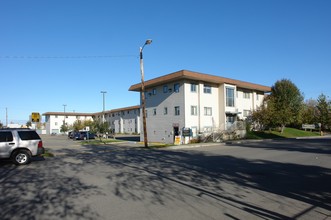 Merrill Crossing in Anchorage, AK - Foto de edificio - Building Photo