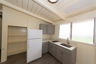 723 Hoomalimali St, Unit Front 1 in Pearl City, HI - Building Photo