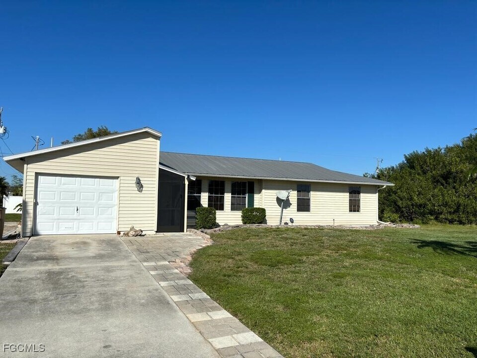 305 NE 23rd St in Cape Coral, FL - Building Photo