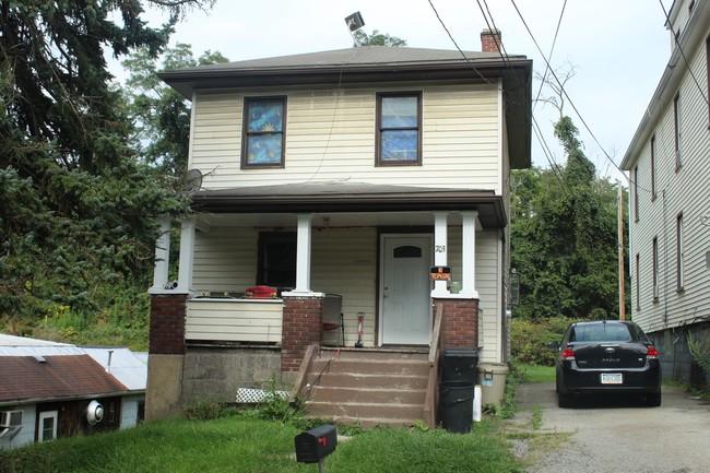 703 & 705 McGowan Avenue in West Mifflin, PA - Foto de edificio - Building Photo