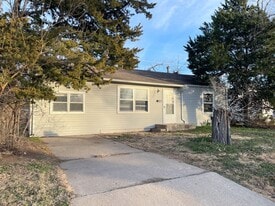 30 Halsey Dr in Hutchinson, KS - Building Photo