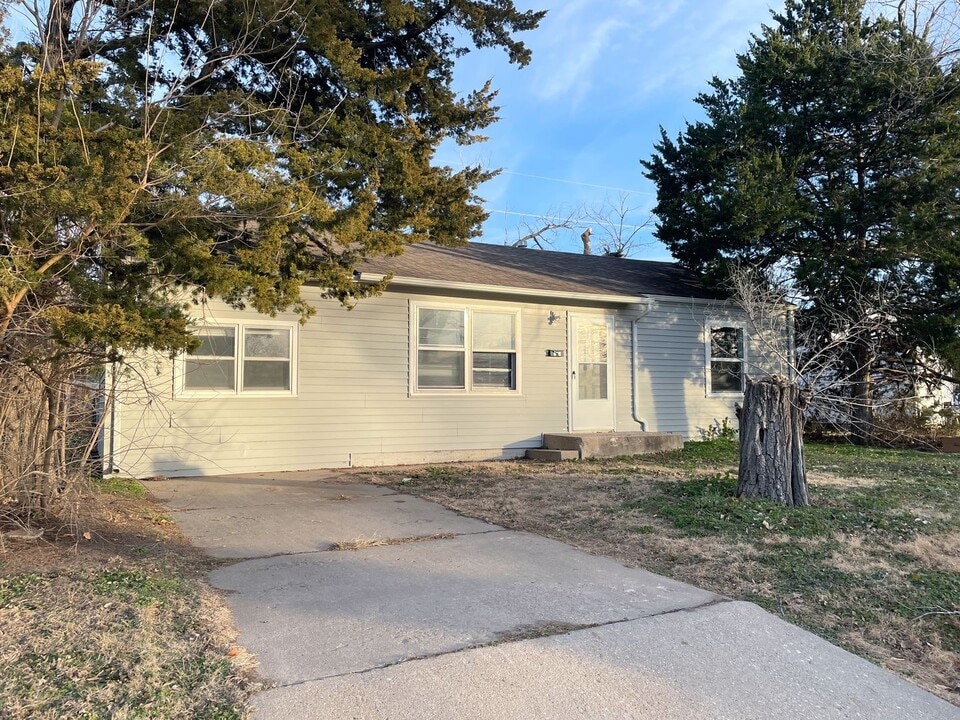 30 Halsey Dr in Hutchinson, KS - Building Photo