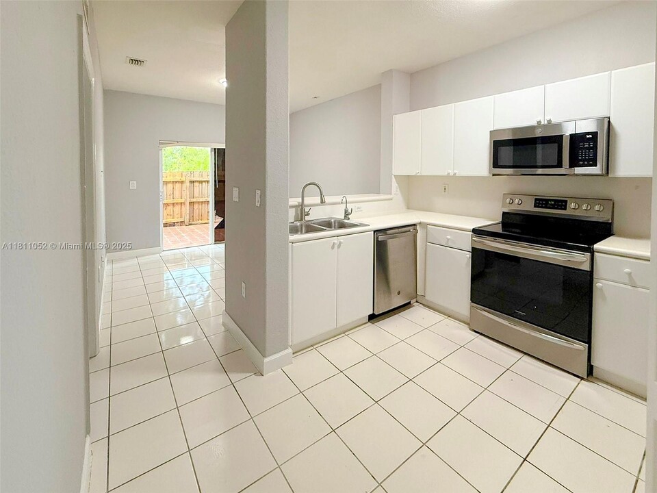 1677 SE 27th Ct in Homestead, FL - Building Photo