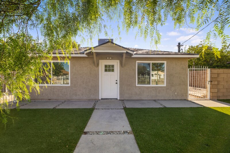 43020 6th St E in Lancaster, CA - Building Photo