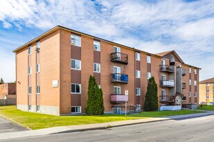 6705 Milan in Brossard, QC - Building Photo