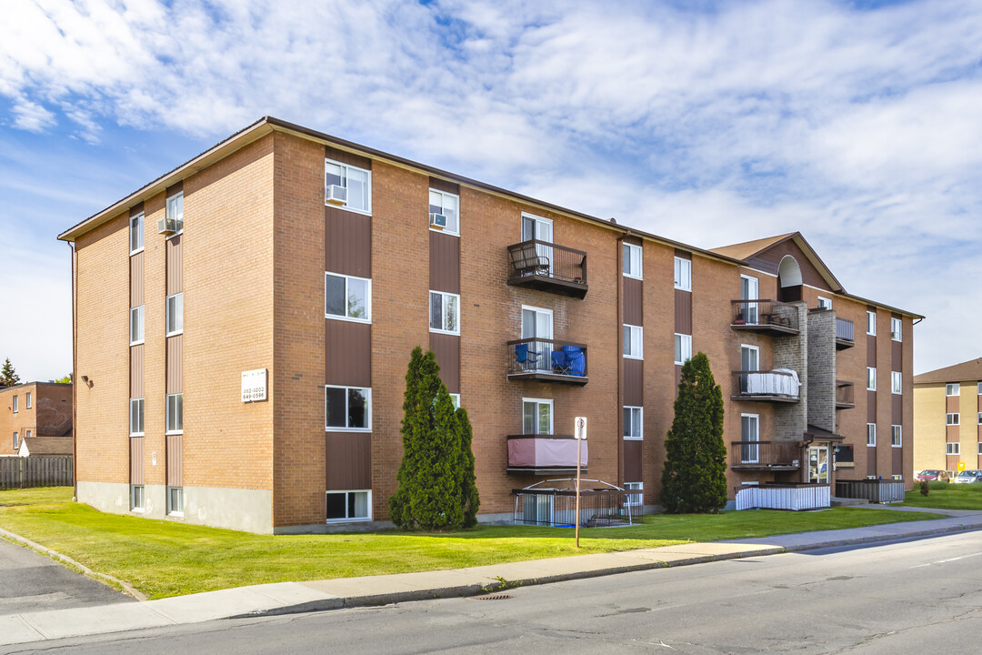 6705 Milan in Brossard, QC - Building Photo