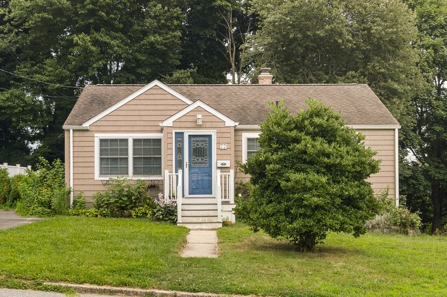 77 Bayshore Dr in New London, CT - Foto de edificio - Building Photo