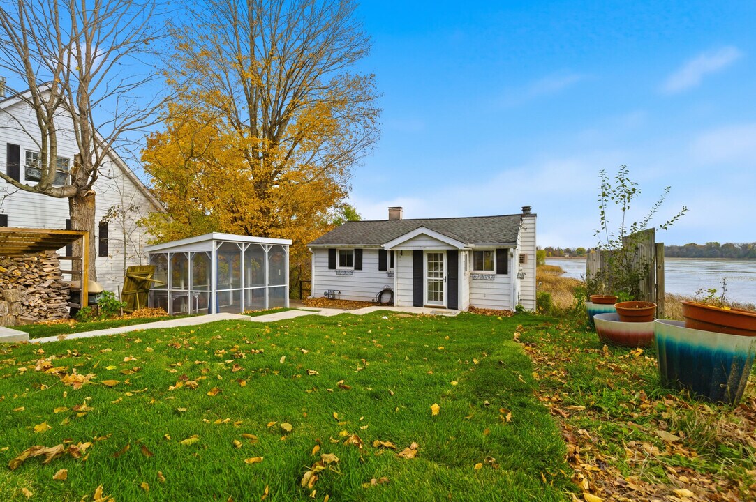 W6705 N Lakeshore Cir in Elkhorn, WI - Building Photo