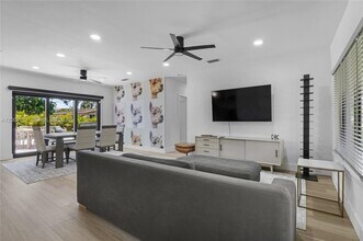 811 NE 17th Ct in Fort Lauderdale, FL - Building Photo - Building Photo