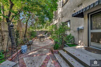 535 S Orange Grove Blvd, Unit 12 in Pasadena, CA - Building Photo - Building Photo