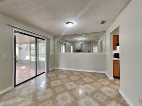 6235 Cranberry Ln E in Jacksonville, FL - Foto de edificio - Building Photo