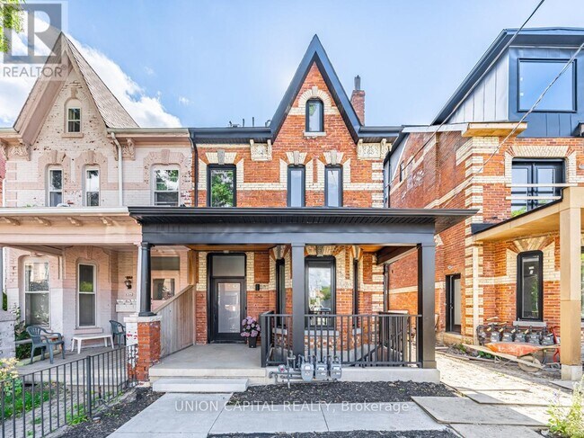 property at 156-156 Dovercourt Rd
