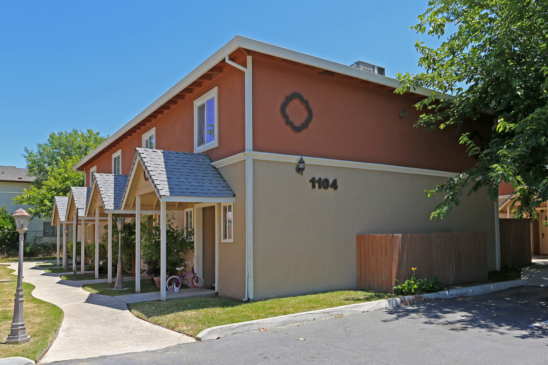 Larkspur Townhomes in Sacramento, CA - Foto de edificio