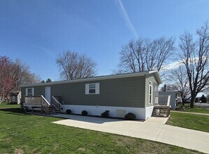 55 Hickory Ln in Sandwich, IL - Building Photo - Building Photo