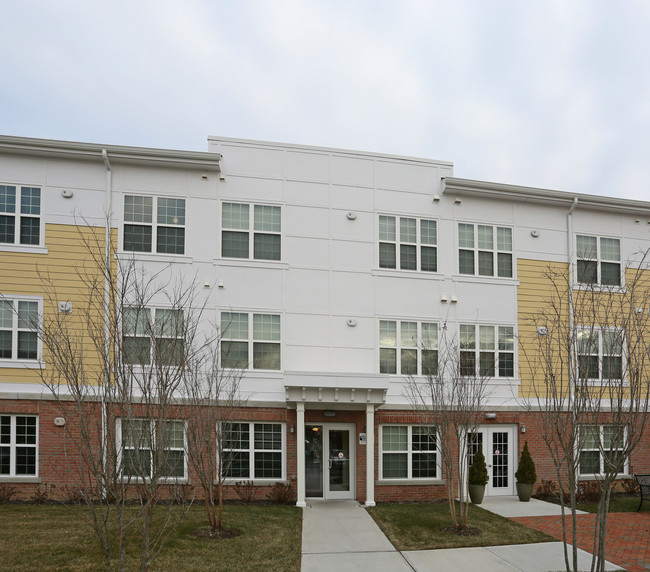 Cathedral Place in Westbury, NY - Foto de edificio - Building Photo