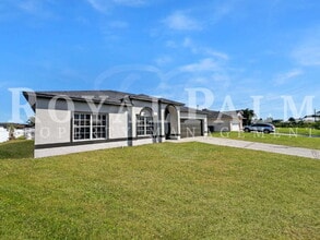 906 Alfreda Ave in Lehigh Acres, FL - Foto de edificio - Building Photo