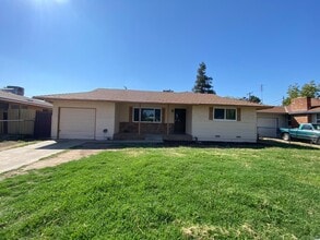 1545 W Sussex Way in Fresno, CA - Building Photo - Building Photo