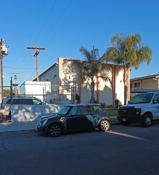 311 Thompson Ave in Glendale, CA - Foto de edificio - Building Photo