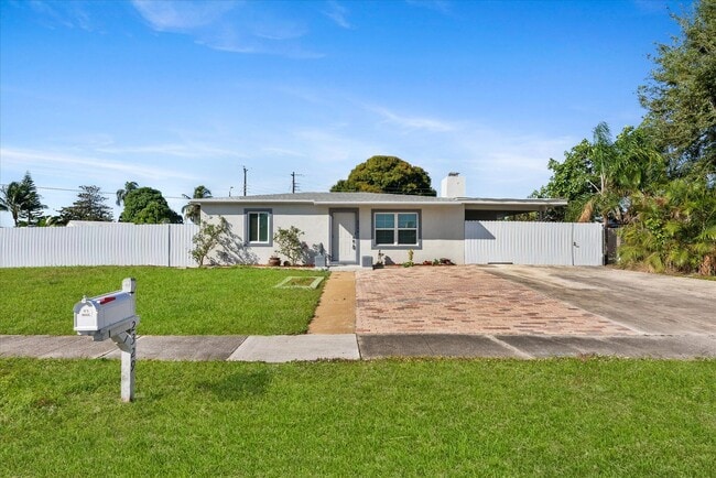 2329 West Dr in West Palm Beach, FL - Building Photo - Building Photo