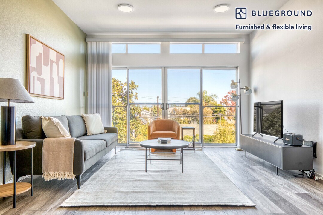 4133 Redwood Ave, Unit FL2-ID974 in Los Angeles, CA - Building Photo