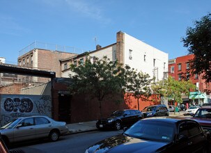 121 Graham Ave in Brooklyn, NY - Foto de edificio - Building Photo
