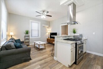 258 N Fulton St, Unit 260 in Fresno, CA - Foto de edificio - Building Photo