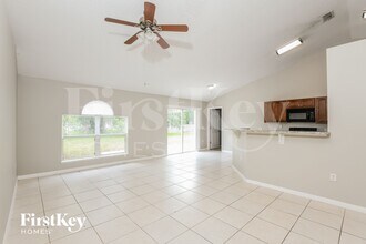 681 Sauders Rd SE in Palm Bay, FL - Foto de edificio - Building Photo