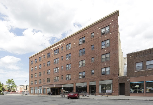 Graver Inn Apartments in Fargo, ND - Building Photo - Building Photo