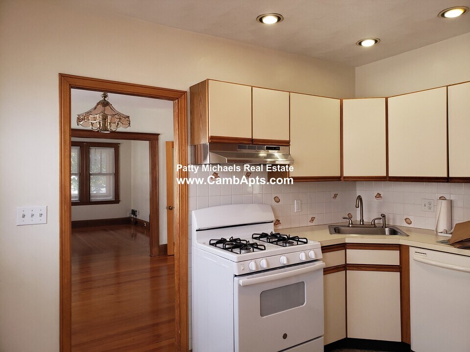 92 Myrtle St, Unit 2 in Medford, MA - Building Photo