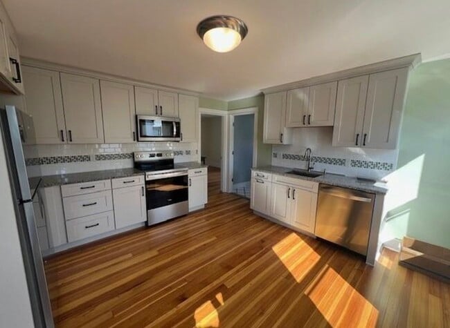 19 Pond St, Unit 1 in Westerly, RI - Foto de edificio - Building Photo