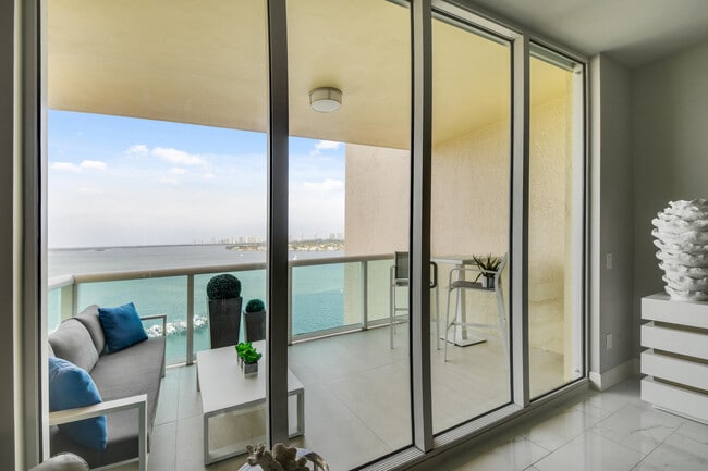 2650 Lake Shore Dr in West Palm Beach, FL - Building Photo - Building Photo