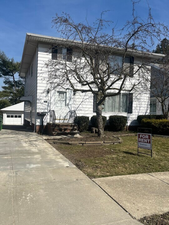 11021 Lincoln Ave, Unit D in Garfield Heights, OH - Building Photo