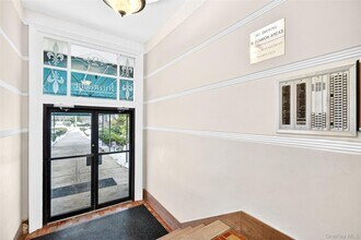 2 Greenridge Ave in White Plains, NY - Building Photo - Building Photo