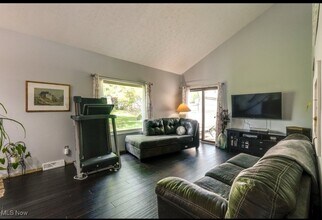 5589 Rainier Ct in Parma, OH - Building Photo - Building Photo