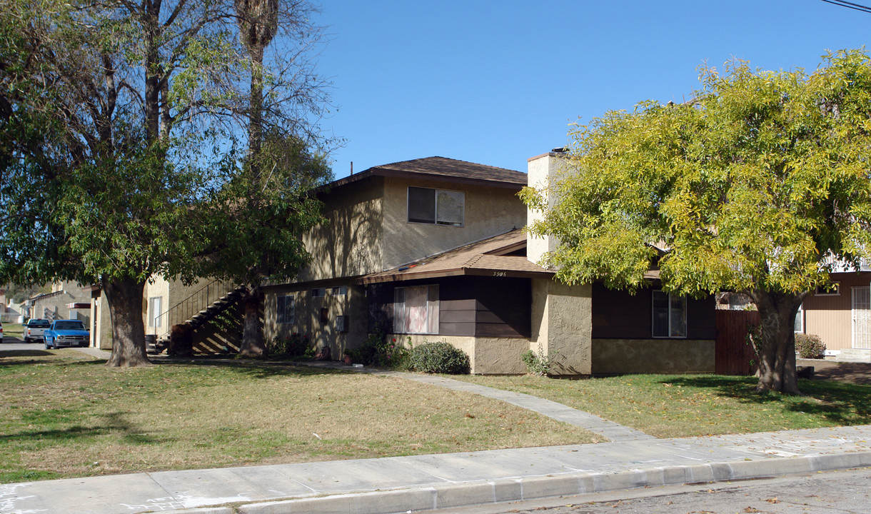 3906 Genivieve St in San Bernardino, CA - Foto de edificio