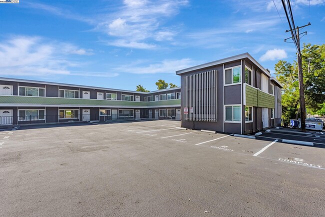 1180 Saranap Ave in Walnut Creek, CA - Building Photo - Building Photo