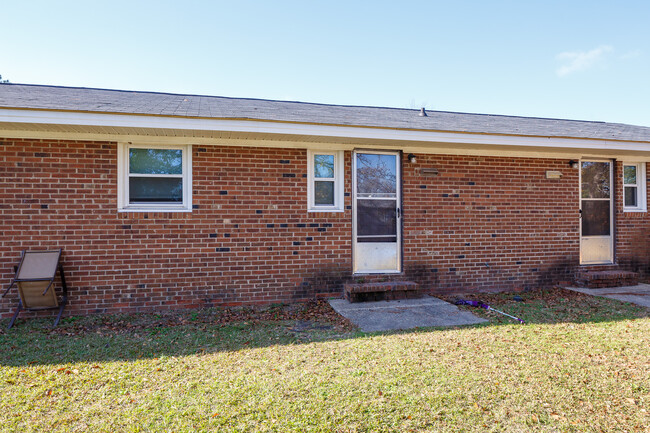 1049 Rulnick St in Fayetteville, NC - Building Photo - Building Photo