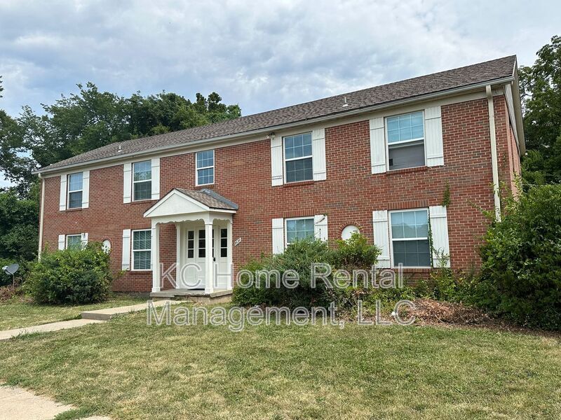 8620 Countryshire Ln in Kansas City, MO - Building Photo