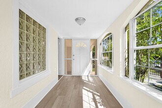 511 NW 44th St, Unit 1 in Miami, FL - Foto de edificio - Building Photo