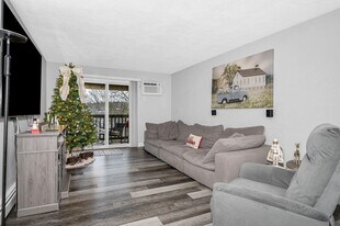 210 Brook Village Rd in Nashua, NH - Building Photo