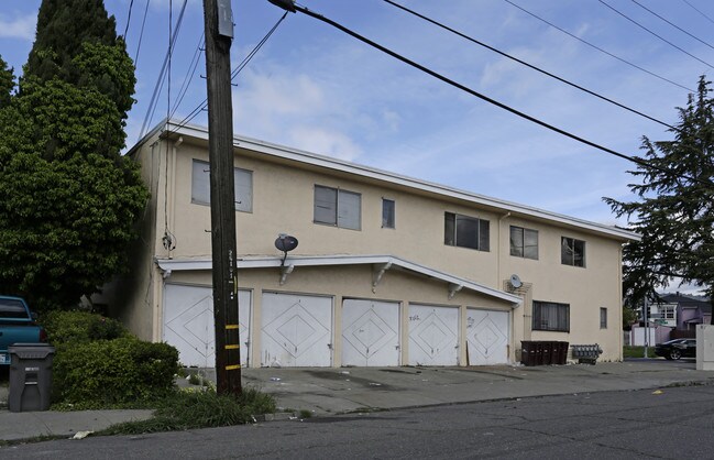 5645 Bancroft Ave in Oakland, CA - Foto de edificio - Building Photo