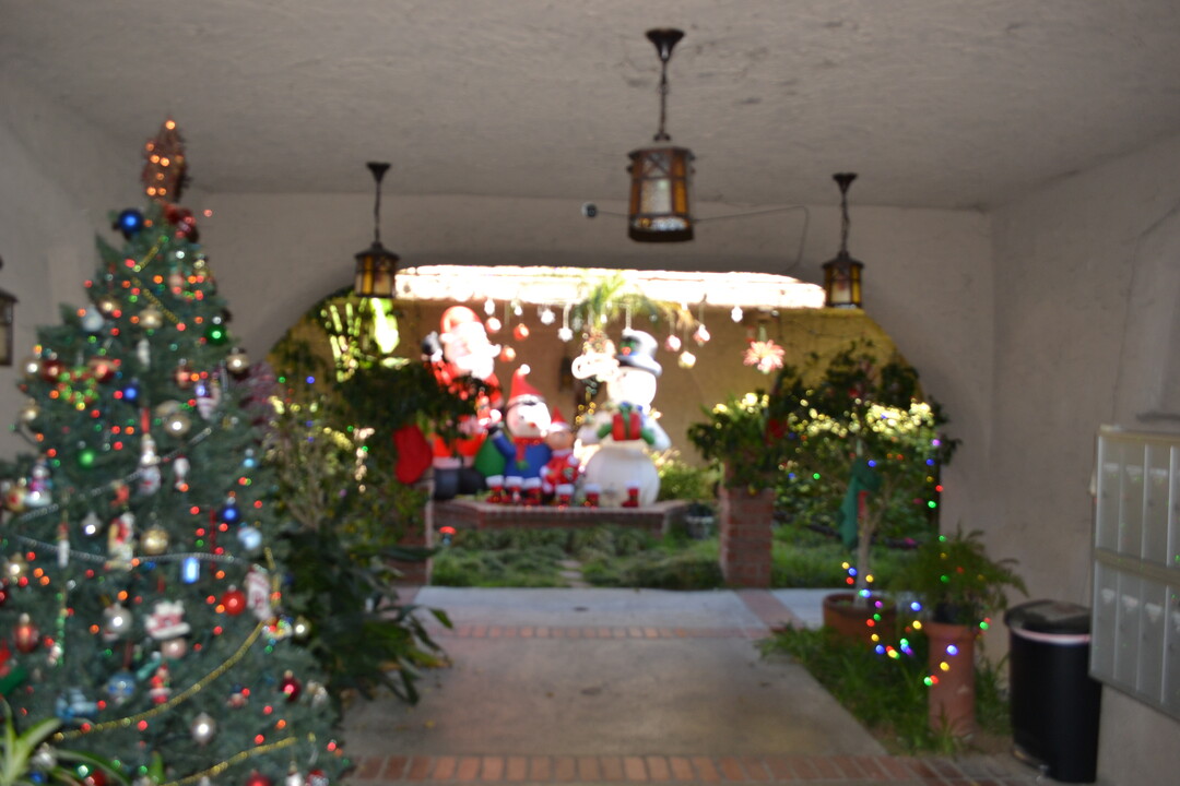 Hermitage apartments in Valley Village, CA - Building Photo