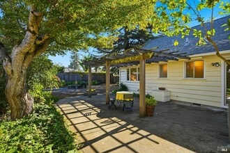 2410 Mendota Way in Santa Rosa, CA - Building Photo - Building Photo