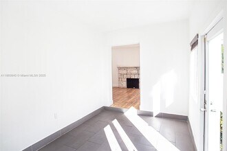 1022 SW 3rd Ave in Miami, FL - Foto de edificio - Building Photo