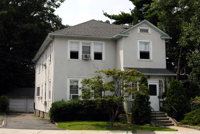 352 Mount Pleasant Ave in Mamaroneck, NY - Foto de edificio - Building Photo