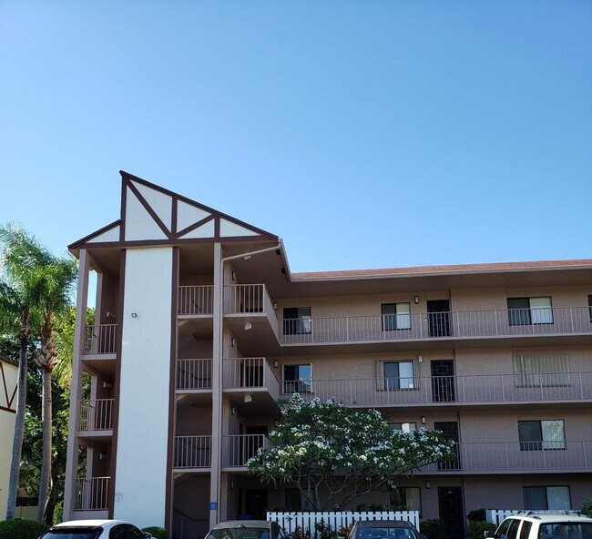 7281 Amberly Ln-Unit -401 in Delray Beach, FL - Foto de edificio - Building Photo