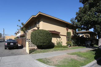 1743 E Wilson Ave in Orange, CA - Foto de edificio - Building Photo