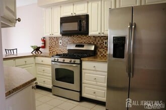 114 Daniel Ct in Kendall Park, NJ - Building Photo - Building Photo