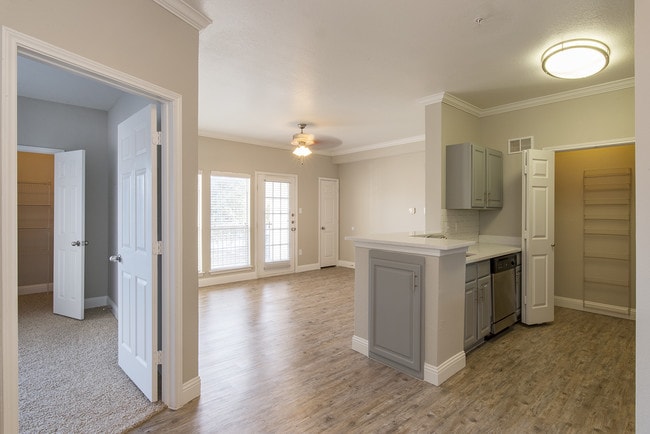 Vail Village Apartments in Dallas, TX - Building Photo - Building Photo